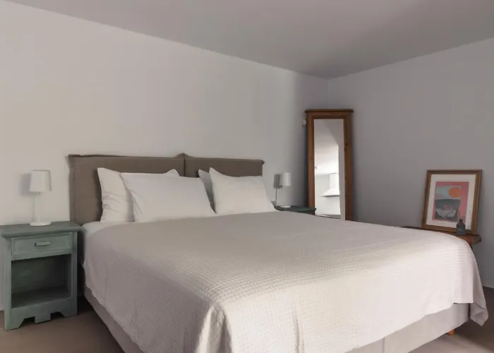 Siora Of Paros - Two Vila